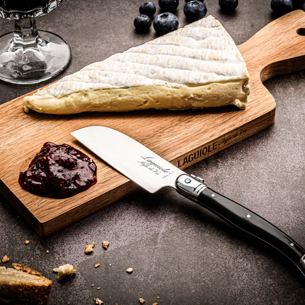 Santoku kaasmesje met Acaciahouten serveerplank Tafelaccessoires Laguiole