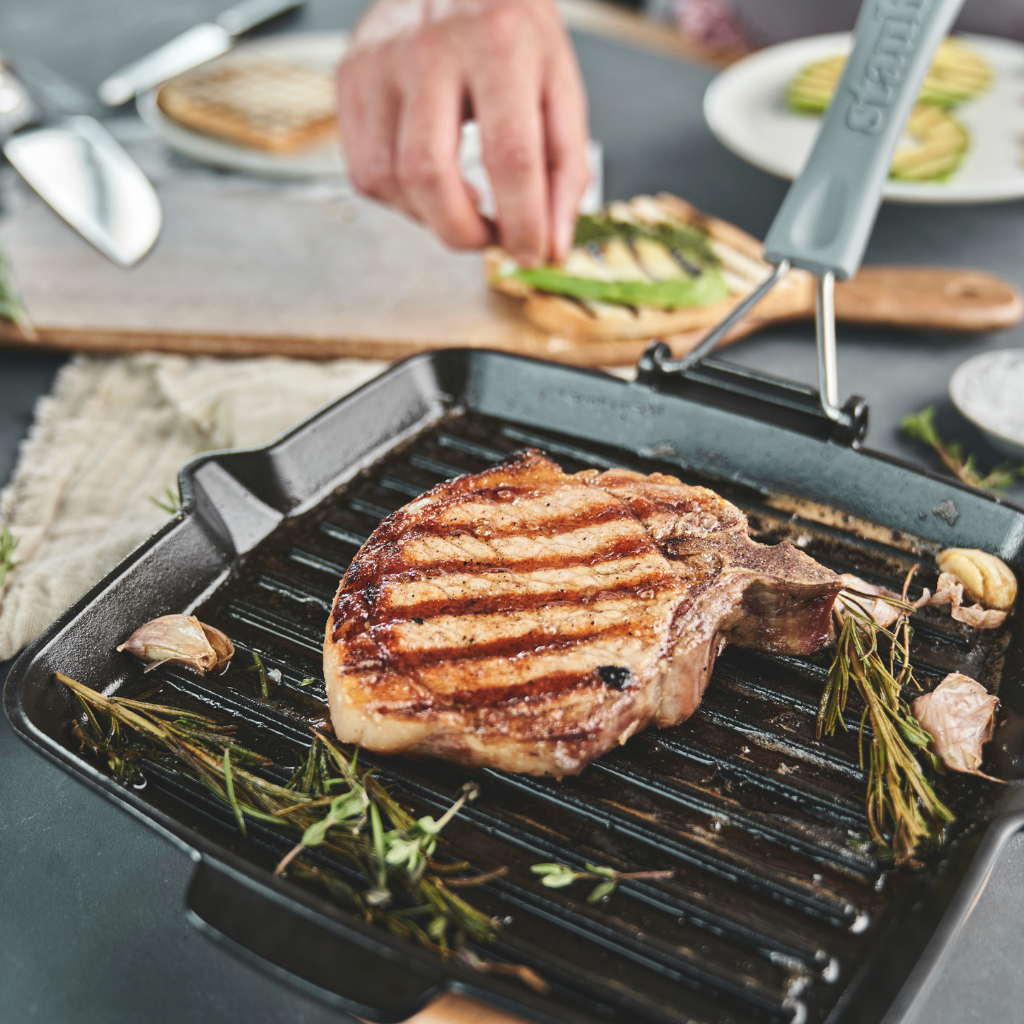 Staub Grillpan vierkant met schenktuit en siliconen handvat Pannen Staub